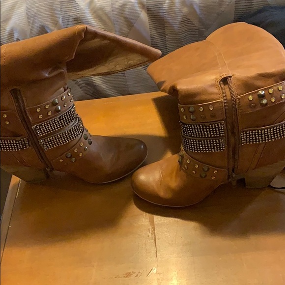 Boots - Picture 4 of 4